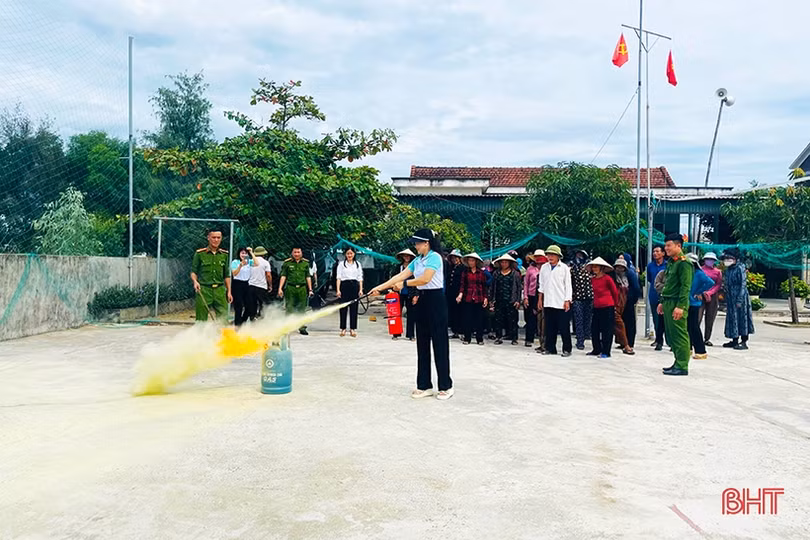 Nhân rộng mô hình “Nhà tôi có bình chữa cháy” tại TX Kỳ Anh