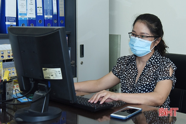 Cán bộ, đảng viên hào hứng thi tìm hiểu 190 năm thành lập, 30 năm tái lập tỉnh, 65 năm ngày truyền thống Đảng bộ Khối CCQ&DN Hà Tĩnh
