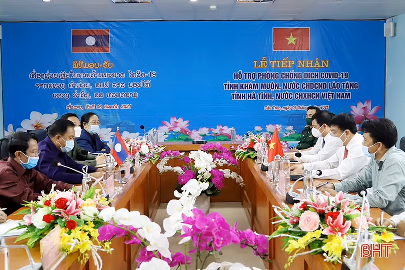 Tỉnh Khăm Muộn trao hỗ trợ Hà Tĩnh phòng, chống dịch bệnh Covid-19