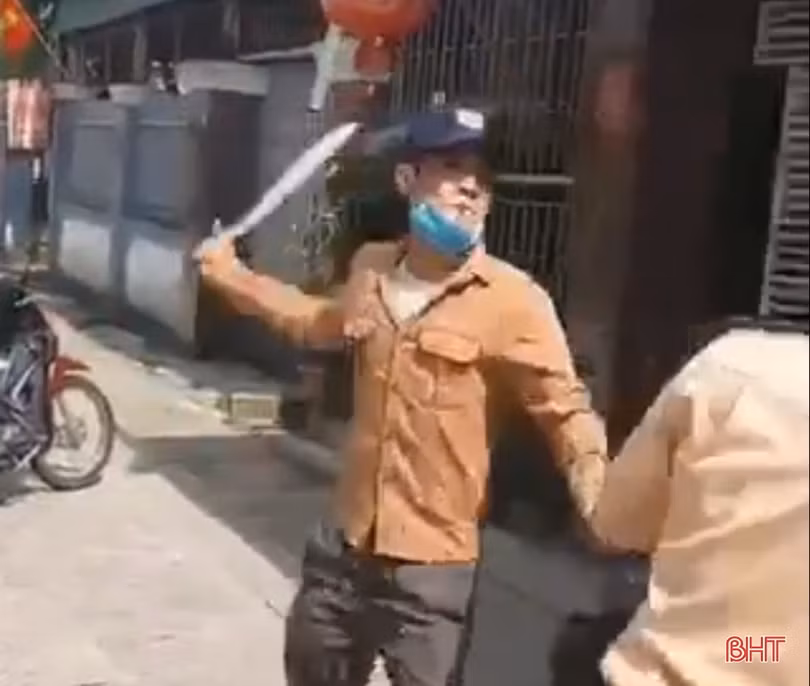 Hà Tĩnh: Khởi tố, bắt tạm giam 2 đối tượng chống đối, đe dọa CSGT