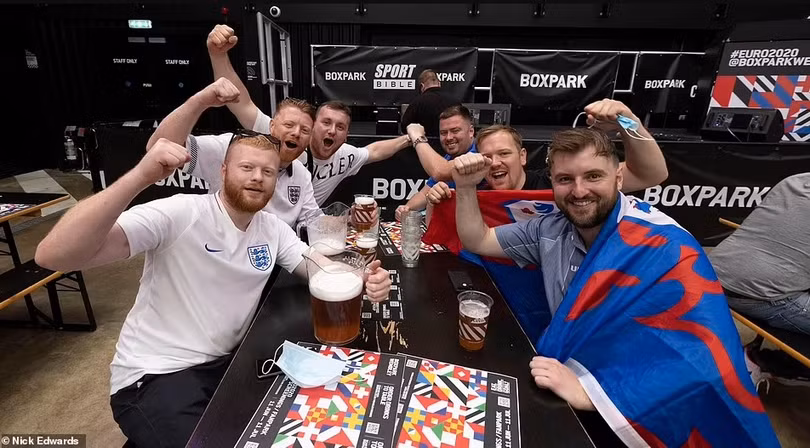 Người Anh treo cờ, đổ ra đường cổ vũ đội tuyển trước trận chung kết EURO 2020