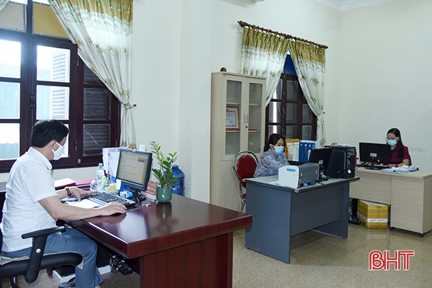 Cán bộ, đảng viên hào hứng thi tìm hiểu 190 năm thành lập, 30 năm tái lập tỉnh, 65 năm ngày truyền thống Đảng bộ Khối CCQ&DN Hà Tĩnh