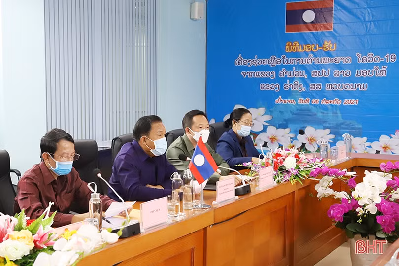 Tỉnh Khăm Muộn trao hỗ trợ Hà Tĩnh phòng, chống dịch bệnh Covid-19