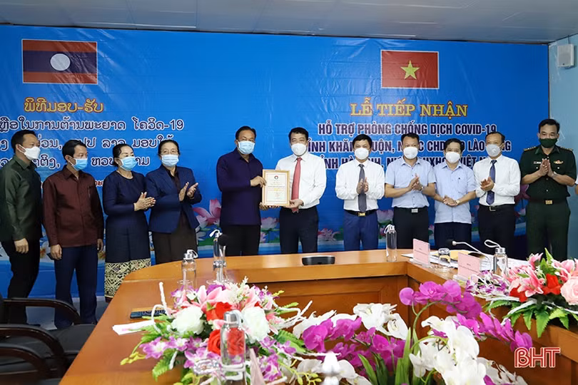 Tỉnh Khăm Muộn trao hỗ trợ Hà Tĩnh phòng, chống dịch bệnh Covid-19