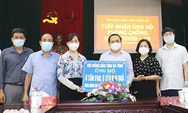 Nông dân Hà Tĩnh ủng hộ Nghệ An 13 tấn nhu yếu phẩm phòng dịch Covid-19