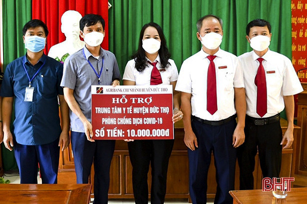 Agribank Đức Thọ hỗ trợ các đơn vị y tế trên địa bàn phòng, chống dịch