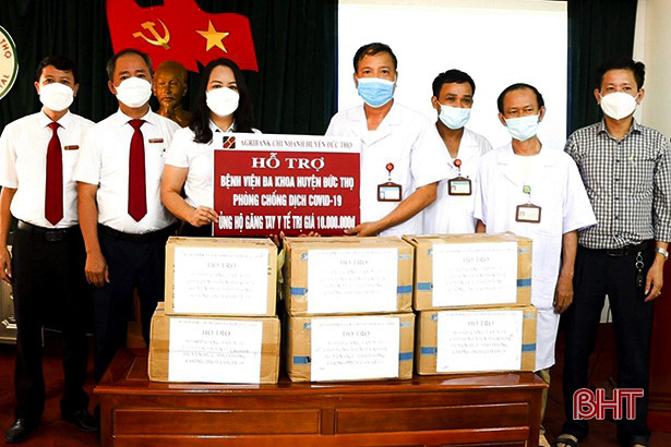 Agribank Đức Thọ hỗ trợ các đơn vị y tế trên địa bàn phòng, chống dịch