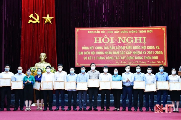 Huyện Kỳ Anh khen thưởng 31 tập thể, 64 cá nhân trong công tác bầu cử