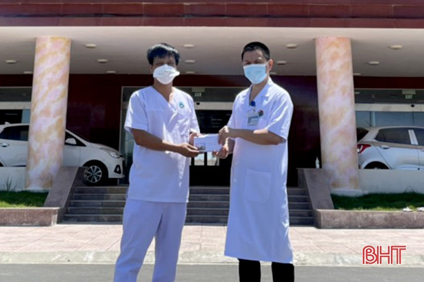 Tặng quà động viên thầy thuốc trẻ tuyến đầu chống dịch Covid-19