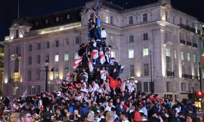 COVID-19 lan nhanh, Thủ tướng Anh kêu gọi cổ vũ EURO 2020 có trách nhiệm