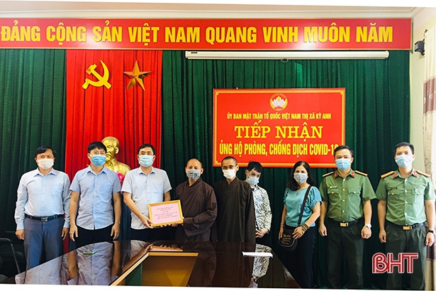 Bà con giáo dân, phật tử ở TX Kỳ Anh ủng hộ gần 120 triệu đồng phòng, chống dịch