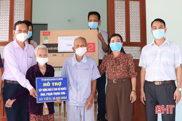 Vũ Quang bàn giao nhà ở kiên cố cho hộ nghèo