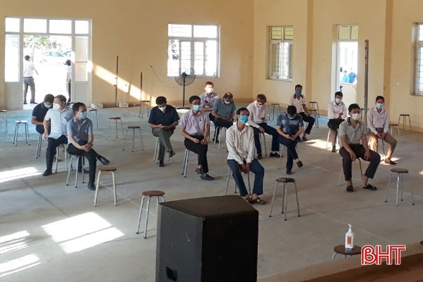 Hà Tĩnh test nhanh kháng nguyên cho cán bộ, giáo viên chấm thi tốt nghiệp THPT