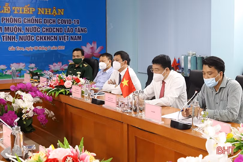 Tỉnh Khăm Muộn trao hỗ trợ Hà Tĩnh phòng, chống dịch bệnh Covid-19