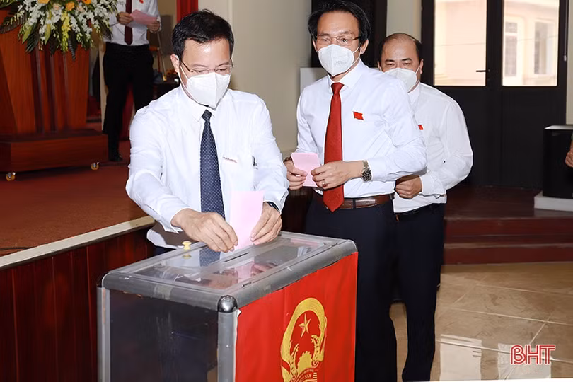 Ông Nguyễn Văn Hiếu tái đắc cử Chủ tịch HĐND huyện Nghi Xuân