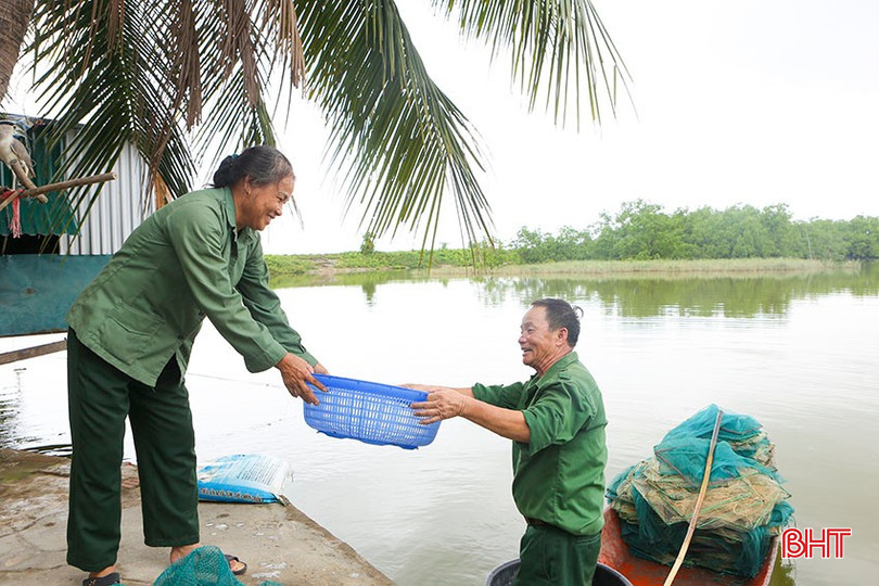 Vợ chồng ông Hoàng Văn Bé bên mô hình nuôi trồng thủy sản tại xã Đan Hải. bqbht_br_a3.jpg