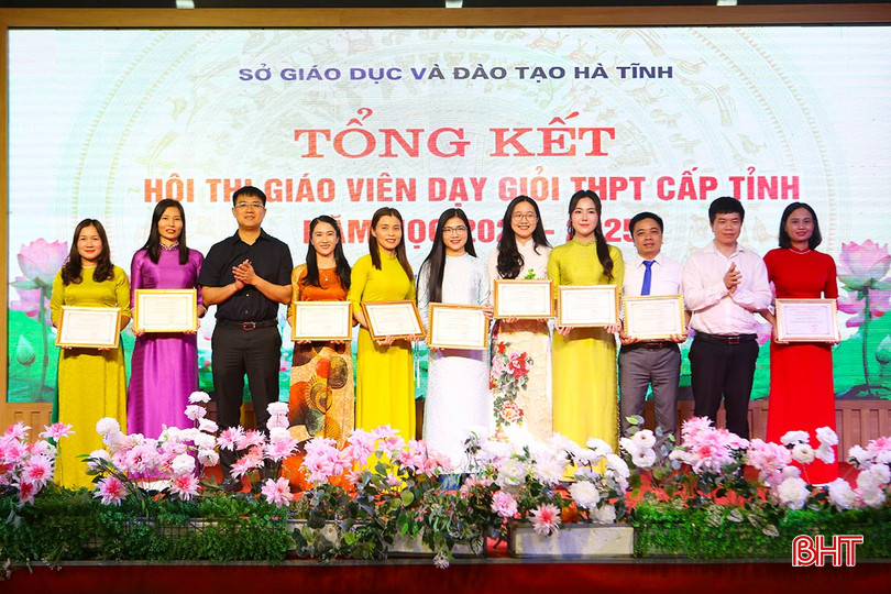 Trao giải nhì cho các giáo viên đạt giải. bqbht_br_a4-4950.jpg