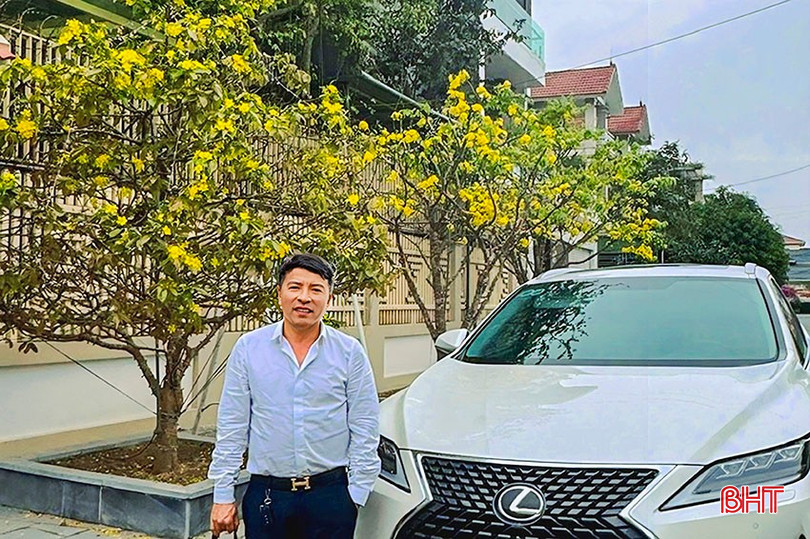 Anh Trần Đình Phong (phường Trần Phú, TP Hà Tĩnh) bên hàng mai tự mình chăm sóc. Ảnh: NVCC bqbht_br_a4.jpg