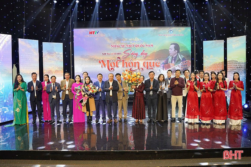 Lãnh đạo tỉnh tặng hoa cho gia đình cố nhạc sỹ và ê kíp thực hiện chương trình. bqbht_br_a8.jpg