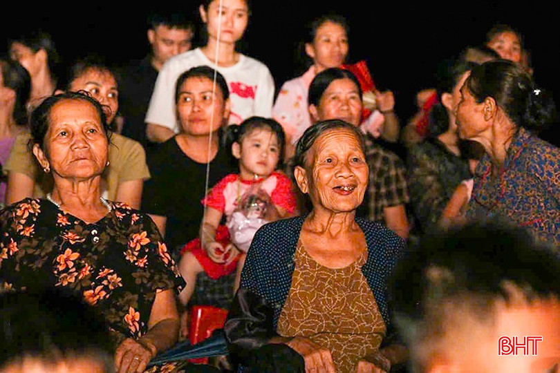Khán giả xã Cẩm Xuyên theo dõi chương trình nghệ thuật do Nhà hát NTTT tỉnh biểu diễn tại địa phương dịp đầu tháng 8 vừa qua. bqbht_br_a3.jpg