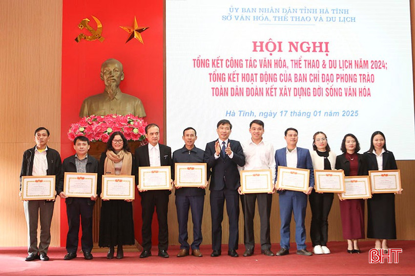 Dịp này, Sở VH-TT&DL tặng Giấy khen cho 10 tập thể và 5 cá nhân có thành tích tiêu biểu trong công tác bảo tồn, phát huy giá trị di sản dân ca ví, giặm Nghệ Tĩnh giai đoạn 2014 – 2024; tặng giấy khen cho 2 cá nhân có thành tích xuất sắc trong tổ chức Festival “Về miền Ví, Giặm - Kết nối tinh hoa di sản”... bqbht_br_c5.jpg