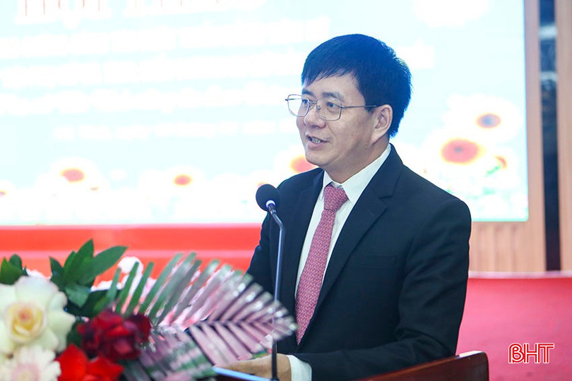 Ông Nguyễn Ngọc Tuấn -Trưởng ban Tổ chức Huyện ủy Đức Thọ trình bày tham luận: "Kinh nghiệm của địa phương trong định hướng, tuyên truyền nâng cao nhận thức của cấp ủy, tổ chức Đảng, mặt trận tổ quốc và các tổ chức thành viên với công tác phát triển đảng viên nói chung, đảng viên nữ nói riêng". bqbht_br_a4.jpg