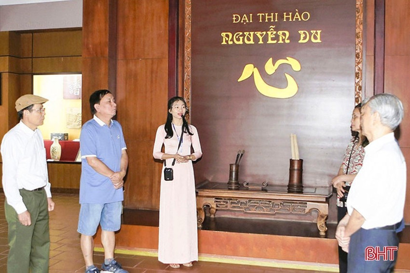 មគ្គុទ្ទេសក៍ទេសចរណ៍នៃរមណីយដ្ឋានសារីរិកធាតុ Nguyen Du (ឃុំ Tien Dien) ណែនាំដល់អ្នកទស្សនាអំពីវត្ថុបុរាណដែលទាក់ទងនឹងជីវិត និងអាជីពរបស់កវីដ៏អស្ចារ្យ។ a1.jpg