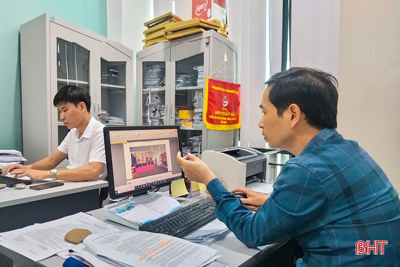 Cán bộ, chuyên viên Sở VH-TT&DL Hà Tĩnh hoàn thiện bản thiết kế không gian các phân khu của gian hàng chuẩn bị cho Triển lãm. bqbht_br_a2.jpg