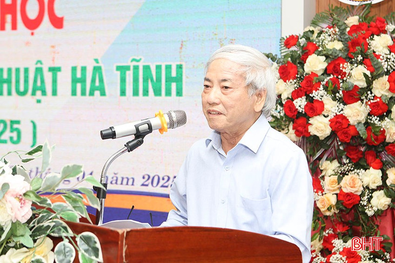 Nhà nghiên cứu Lê Thành Nghị trình bày tham luận Trữ tình lãng mạn- Dòng chảy trong thơ của một vùng đất. bqbht_br_a6.jpg