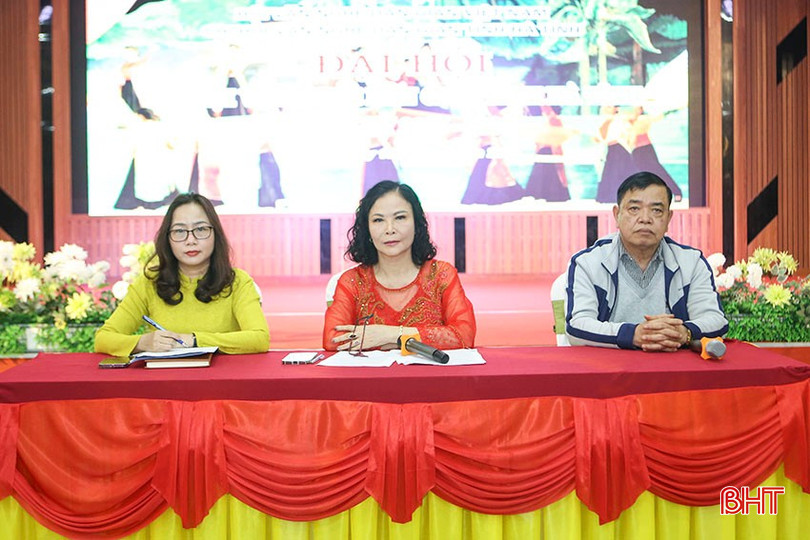 Chủ trì đại hội. bqbht_br_a2.jpg