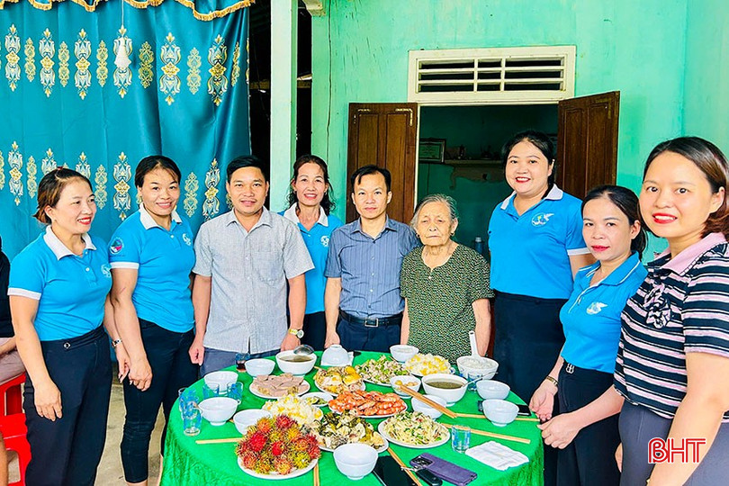 La Unión de Mujeres de la Comuna de Phuc Trach organizó una comida íntima con la Madre Heroica vietnamita Tran Thi My, con motivo del Día de los Inválidos de Guerra y los Mártires, el 27 de julio. bqbht_br_a10.jpg