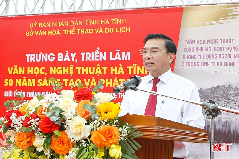 Ông Trần Xuân Lương - Phó Giám đốc Sở VH-TT&DL phát biểu khai mạc chương trình. bqbht_br_a2.jpg