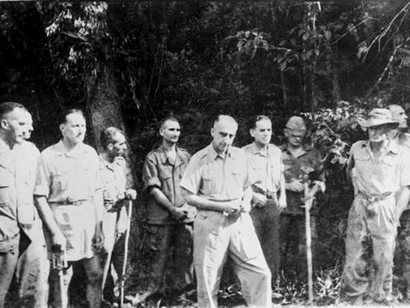 Tướng Đờ Cát-xtơ-ri đầu hàng trong chiều 7/5/1954. Ảnh: Tư liệu b2.jpg
