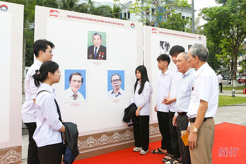 Các đại biểu và học sinh tham quan triển lãm về thành tựu 50 năm nền VHNT Hà Tĩnh (1975-2025). bqbht_br_a1.jpg