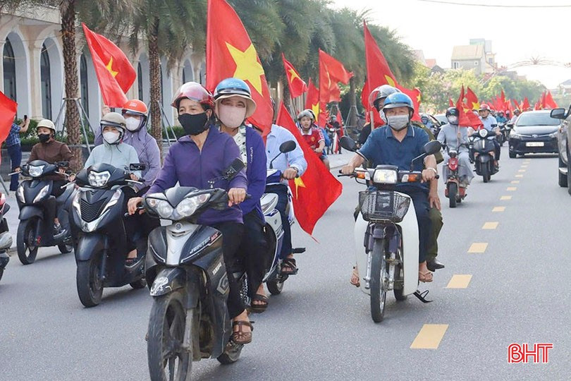 Người dân TP Hà Tĩnh diễu hành tuyên truyền về Tháng Hành động quốc gia phòng, chống bạo lực gia đình và kỷ niệm Ngày Gia đình Việt Nam 28/6. a4.jpg