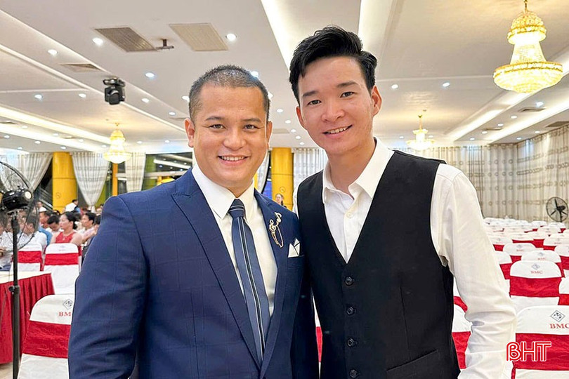 Chuyện "chạy show" giờ đây không còn là khái niệm dành cho các nghệ sỹ ở những thành phố lớn mà đã hiện thực đối với những người hoạt động nghệ thuật ở tỉnh lẻ như Hà Tĩnh. Trong ảnh: MC Phan Phúc Thắng và ca sỹ Xuân Trường (bên phải) tại một show diễn tiệc cưới ở Hương Khê gần đây (ảnh NVCC). bqbht_br_a5.jpg
