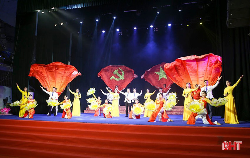 Tiết mục hát múa tập thể "Hà Tĩnh nhớ ơn người" khép lại chương trình. bqbht_br_a3.jpg