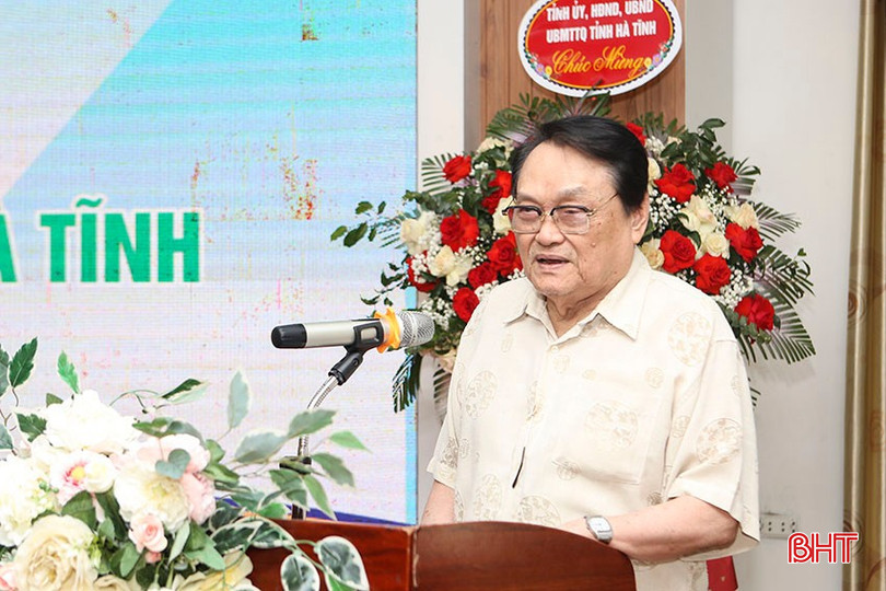 Nhà lý luận phê bình văn học Hà Quảng trình bày tham luận Về sự phát triển đổi mới của dòng văn học địa phương Hà Tĩnh sau ngày đất nước thống nhất (1975 -2025). bqbht_br_a4.jpg