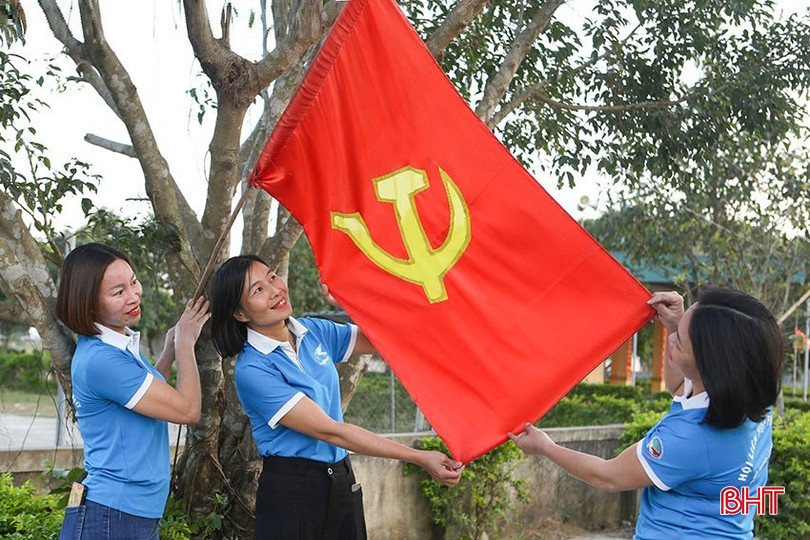 Chị Bùi Thị Thu cùng chị em treo cờ Đảng trên trục đường chính của thôn, hướng tới kỷ niệm 95 năm Ngày thành lập Đảng Cộng sản Việt Nam và chào Xuân Ất Tỵ 2025. bqbht_br_a4.jpg