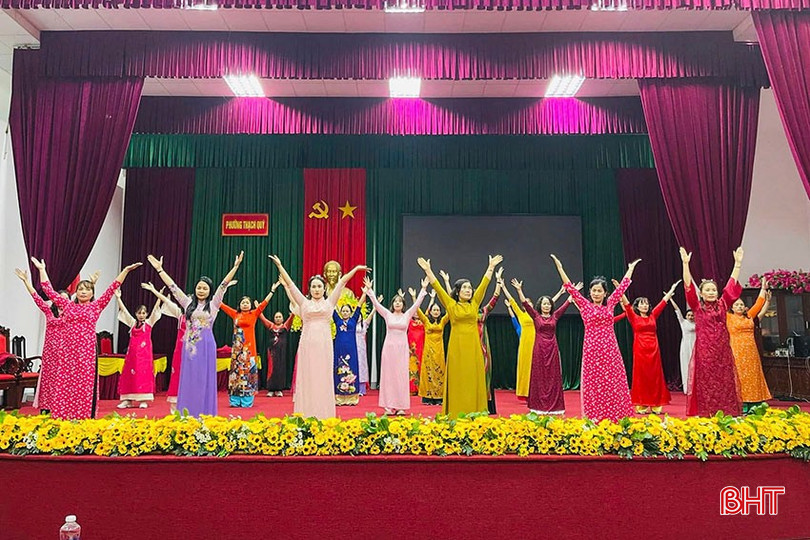 Hội LHPN phường Thạch Quý (TP Hà Tĩnh) tích cực tập luyện chuẩn bị cho chương trình đồng diễn dân vũ và diễu hành áo dài tại điểm cấp tỉnh vào sáng 1/3/2025. bqbht_br_a7.jpg
