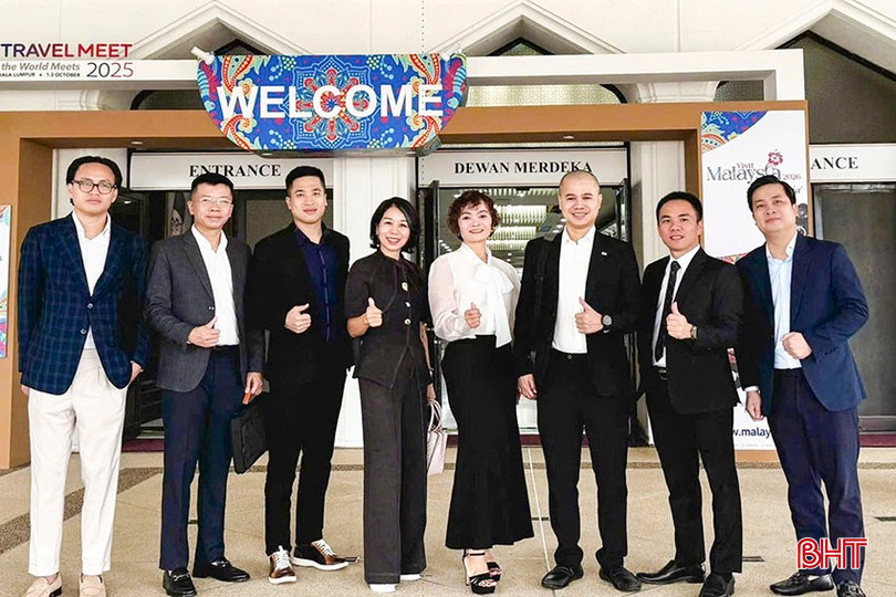 លោក Nguyen Trung Duc នាយកក្រុមហ៊ុន Hello Trip Vietnam Co., Ltd. (ទី ២ ពីឆ្វេង) និងគណៈប្រតិភូចូលរួមសន្និសីទ។ bqbht_br_a3.jpg