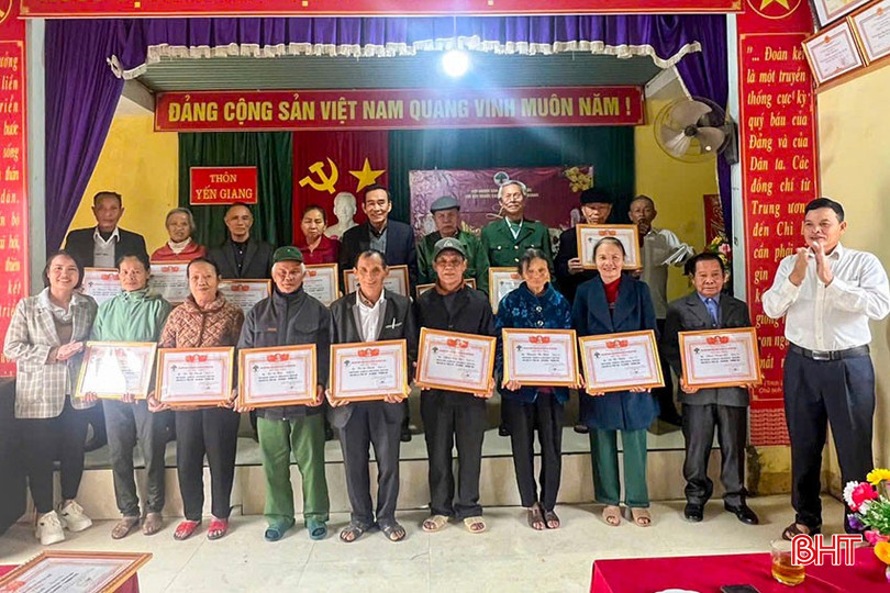 Đại diện lãnh đạo thôn Yến Giang (xã Hồng Lộc, Thạch Hà) trao bằng mừng thọ, chúc thọ NCT. bqbht_br_a4.jpg