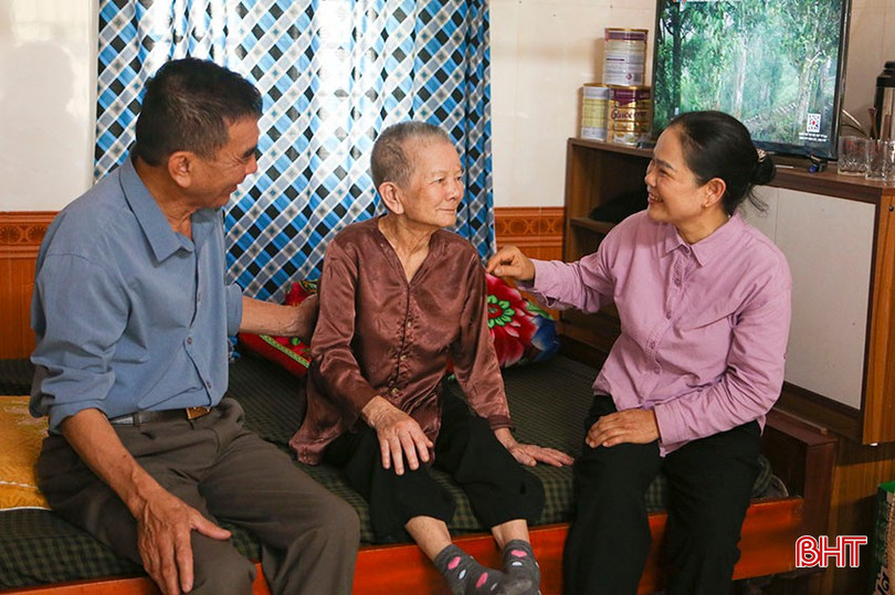 Nhiều năm qua, ông Chương và bà Nguyệt được người dân quý mến bởi tấm lòng hiếu thảo đối với 2 người mẹ nội, ngoại. Trong ảnh: Ông Chương và bà Nguyệt chăm sóc bà Ngô Thị Hảo (vợ liệt sỹ Trần Trọng Đường) là mẹ ruột ông Chương. bqbht_br_a3.jpg