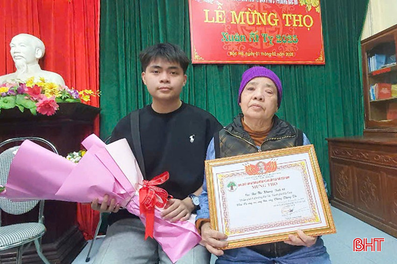 Ngoài các phần quà, lời chúc từ chính quyền các cấp, người cao tuổi còn hạnh phúc khi nhận được những bó hoa, lời chúc của con cháu trong lễ mừng thọ đầu xuân. bqbht_br_a5.jpg