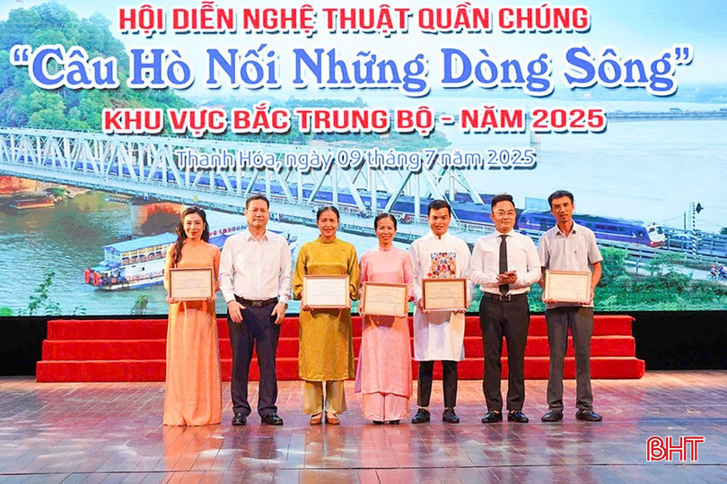 Nghệ nhân Văn Sang (thứ 3 từ phải sang) đại diện đoàn Hà Tĩnh nhận HCV cho tiết mục "Khúc đồng dao". bqbht_br_a3.jpg