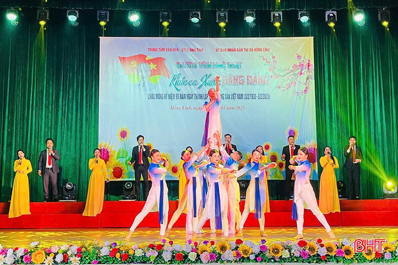 Chương trình nghệ thuật “Khúc ca xuân dâng Đảng” do Trung tâm Văn hóa - Điện ảnh tỉnh phối hợp tổ chức biểu diễn tại TX Hồng Lĩnh tối 12/1. bqbht_br_a2-8569.jpg