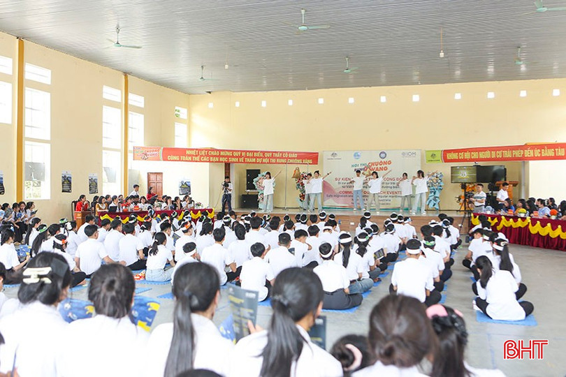 Màn biểu diễn văn nghệ của các em học sinh Trường THPT Vũ Quang mở đầu hội thi. bqbht_br_a4.jpg