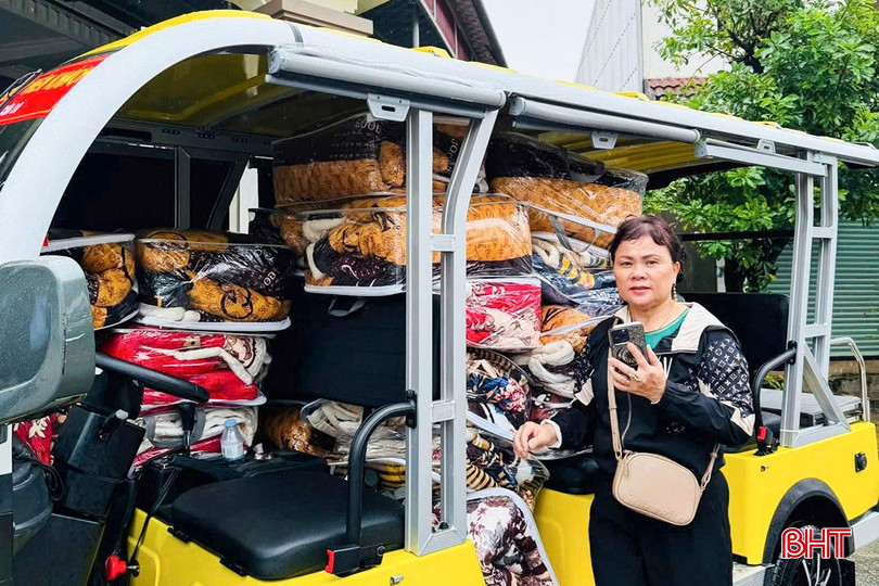 Gia đình chị Nguyễn Thị Hương - Chi hội trưởng Chi hội phụ nữ thôn Phúc Hải (xã Thiên Cầm) ủng hộ bà con vùng lũ Cẩm Duệ 30 tấm chăn ấm. bqbht_br_a5.jpg