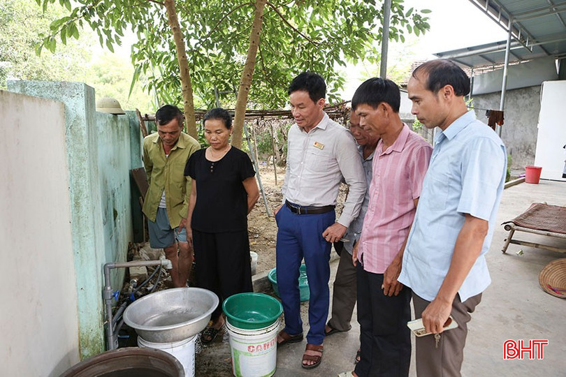 Đại diện chính quyền xã Hồng Lộc và người dân đến chứng kiến sự việc tại gia đình bà Cù Thị Huệ (thôn Trung Sơn) vào chiều 13/8. bqbht_br_a3.jpg