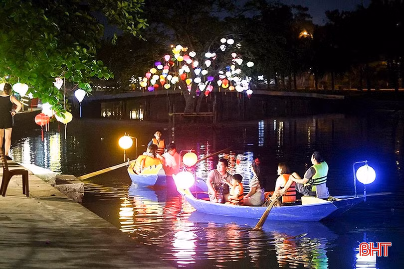 Du khách chèo thuyền trên lạch Mỹ Dương tại KDL Xuân Thành.